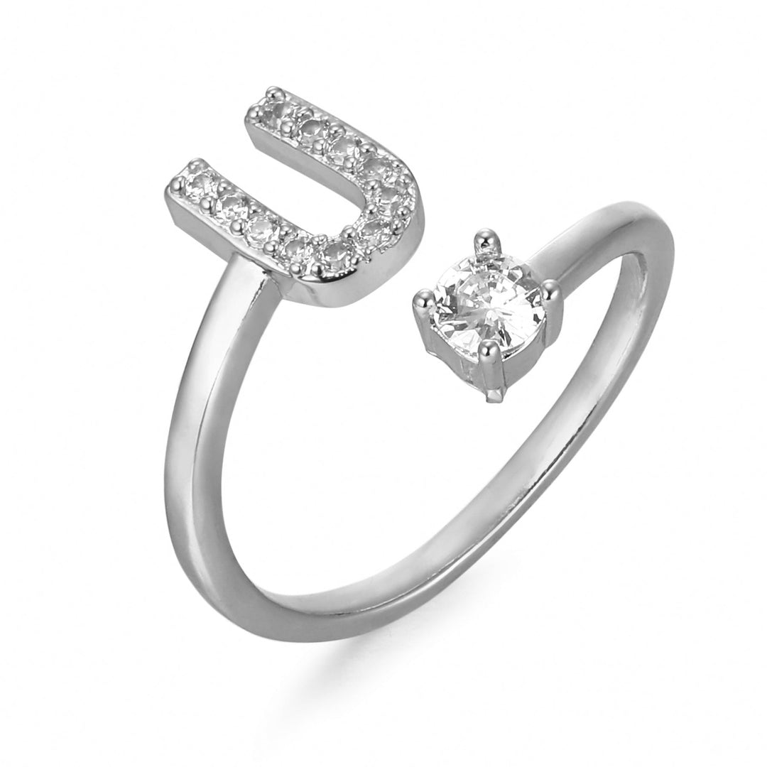 Sølv bogstavring med initial 'A'. Elegant og justerbar personlig fingerring.