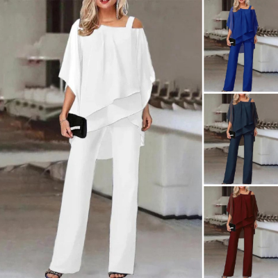 "Elegant dame buksedragt med asymmetrisk design, off-shoulder og brede bukseben, perfekt til festlige lejligheder."