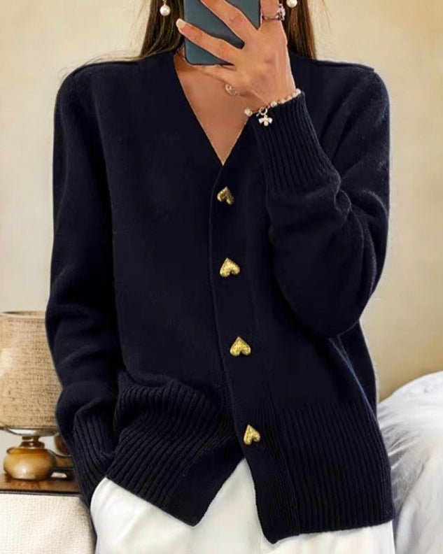 Elegant strikket dame cardigan med hjerteknapper; alsidig til hverdag og fest i efteråret.