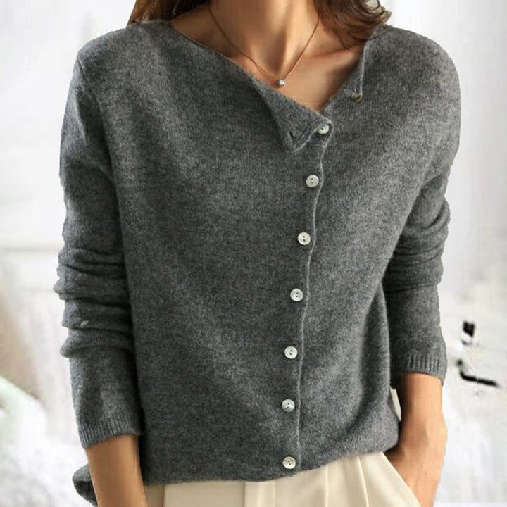 Elegant dame cardigan med stilfuld sidelukning i blød strik, perfekt til alsidig mode og komfortabel beklædning.