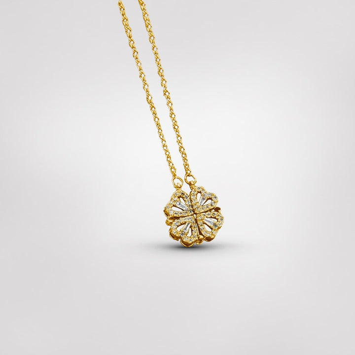 Dame halskæde med firkløver i enten guld eller sølv. Elegant symbol på lykke, et smukt smykke til hende.
