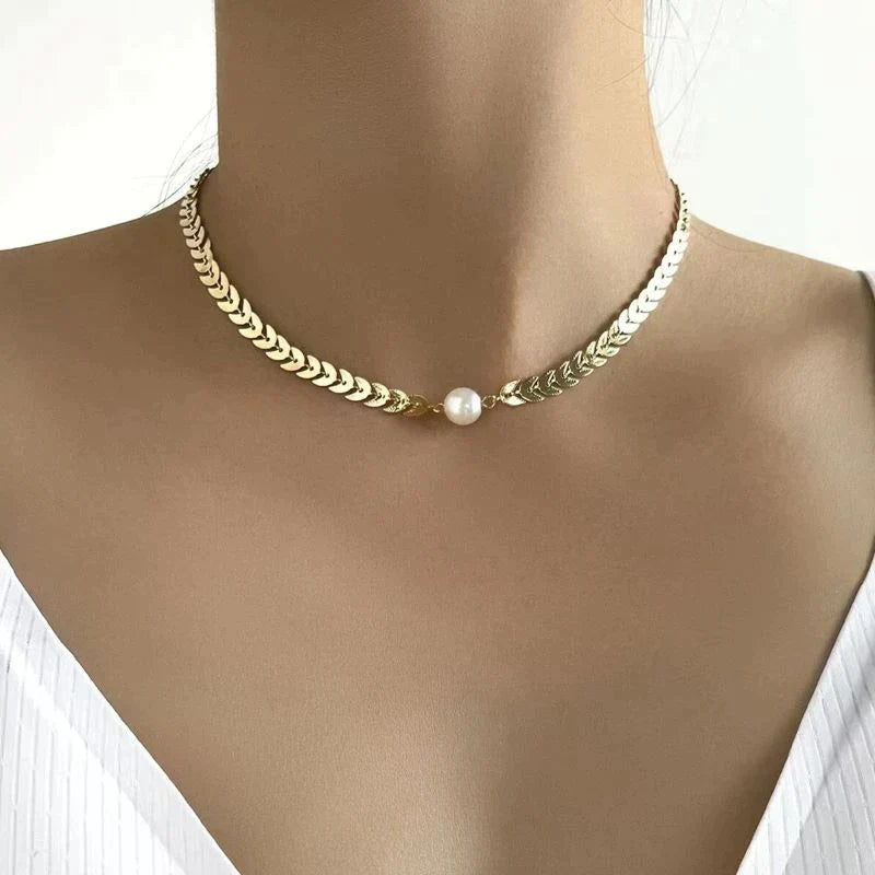 Elegant dame flettet guld choker halskæde med klassisk perle, perfekt til hverdag og fest.