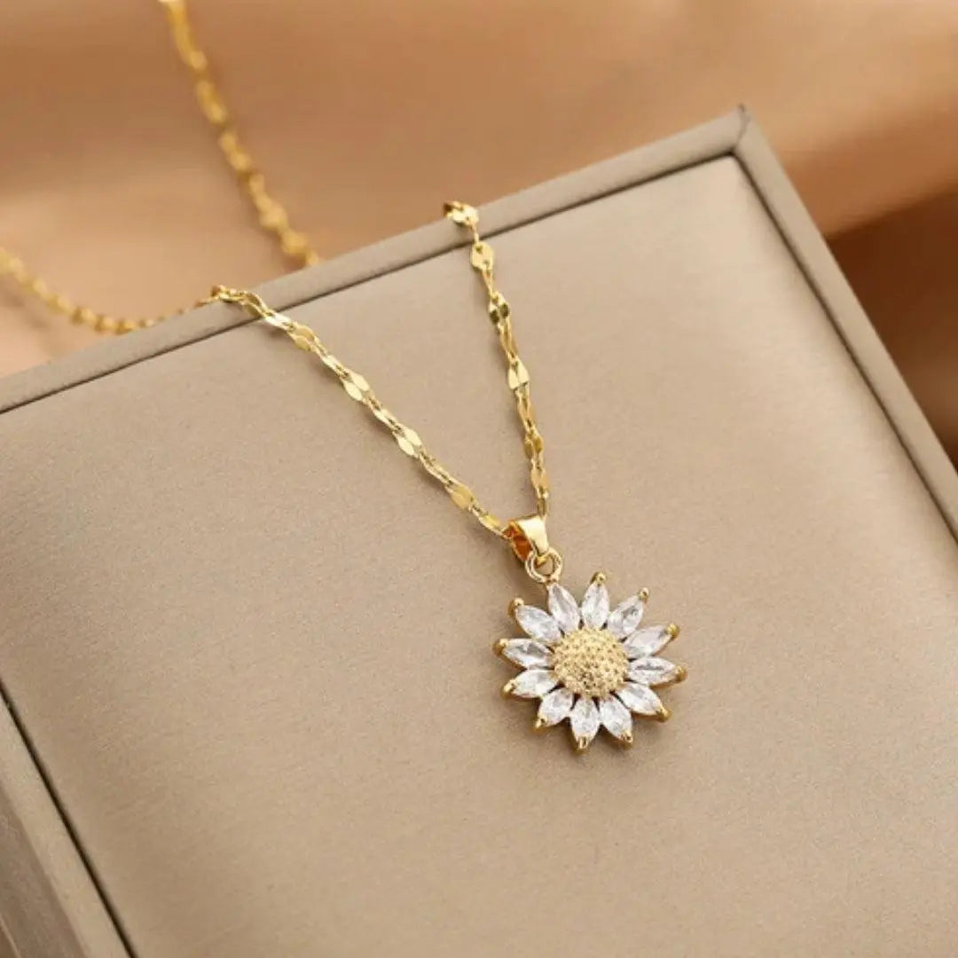 Elegant dame guld marguerit halskæde med et smukt hvidt blomstervedhæng. Klassisk og feminint smykke til hverdag.