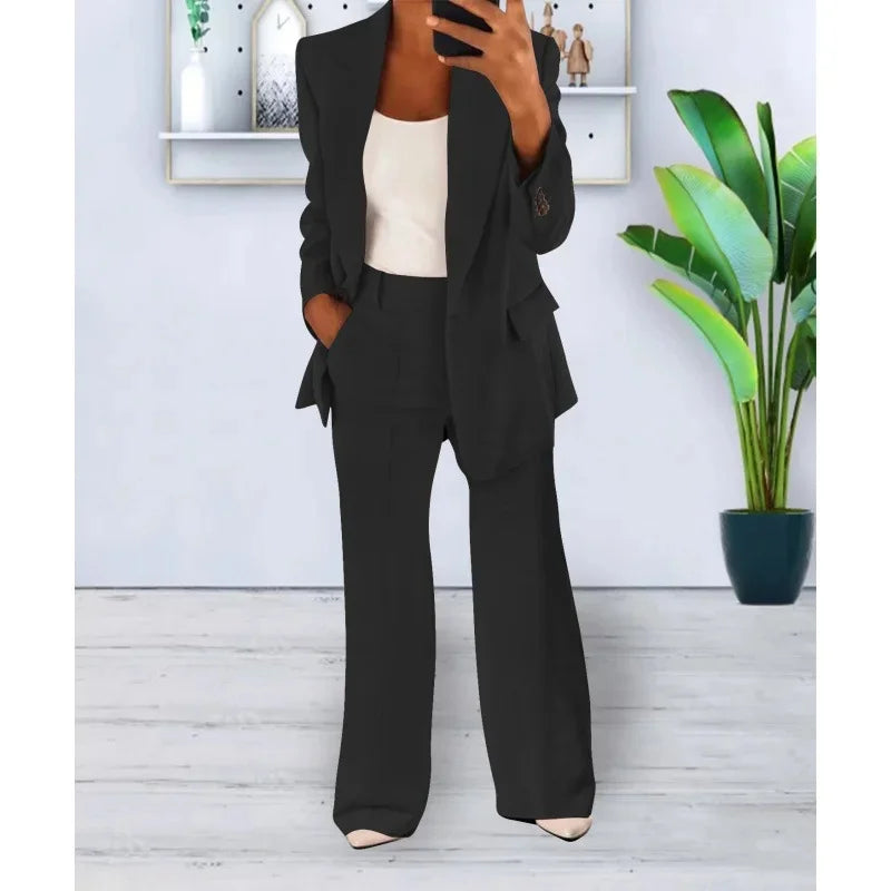 Chic dame jakkesæt med blazer og vide bukser. Et moderne, stilfuldt outfit, perfekt som kontortøj eller festtøj.