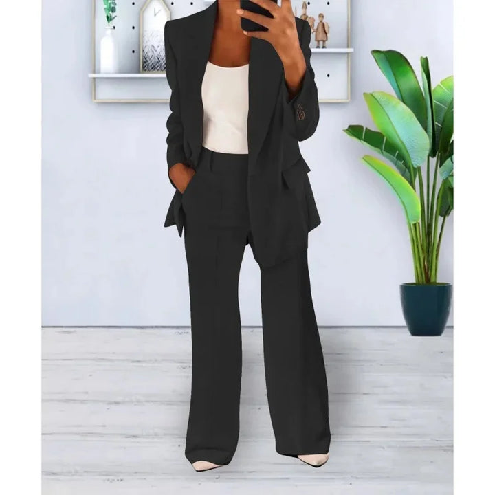 Chic dame jakkesæt med blazer og vide bukser. Et moderne, stilfuldt outfit, perfekt som kontortøj eller festtøj.