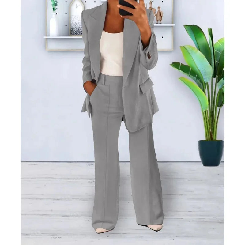 Dame jakkesæt for et elegant og alsidigt look. Inkluderer en moderne blazer og komfortable vide bukser.