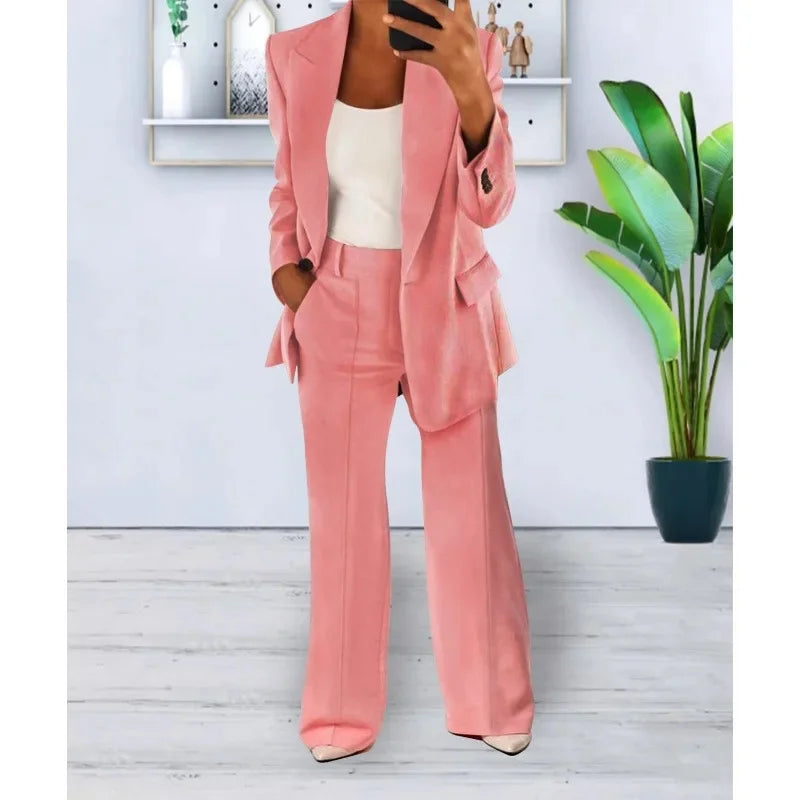 Komfortabelt og stilfuldt damejakkesæt med flot blazer og vide bukser. Perfekt til et moderne og elegant outfit.