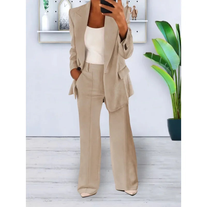 Moderne damejakkesæt med en chic blazer og flowy vide bukser. Perfekt til et elegant, komfortabelt outfit.