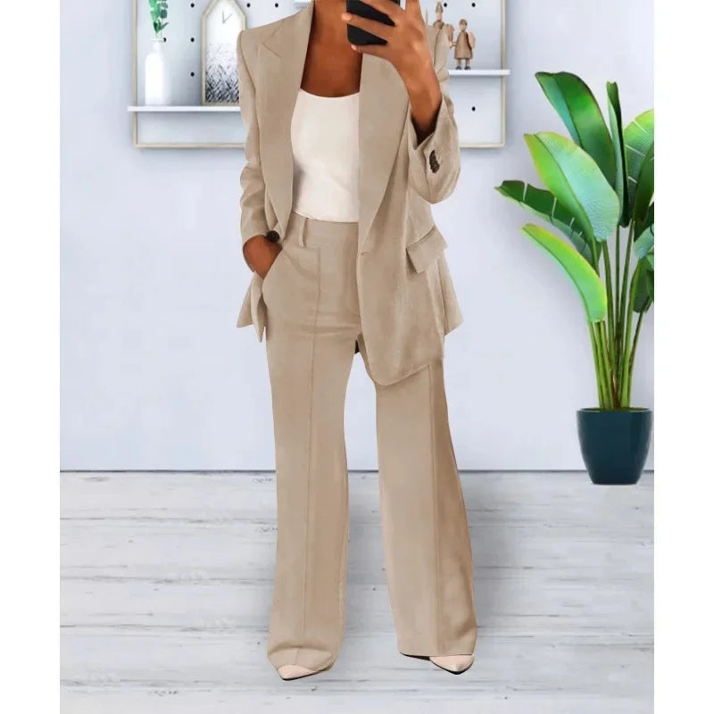 Damejakkesæt: Skræddersyet blazer og vide bukser for et professionelt og stilfuldt look, ideelt som kontortøj.