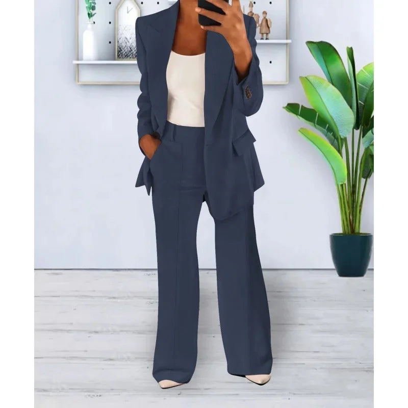 Alsidigt dame jakkesæt med elegant blazer og vide bukser. Skaber et moderne, sofistikeret outfit til festtøj.