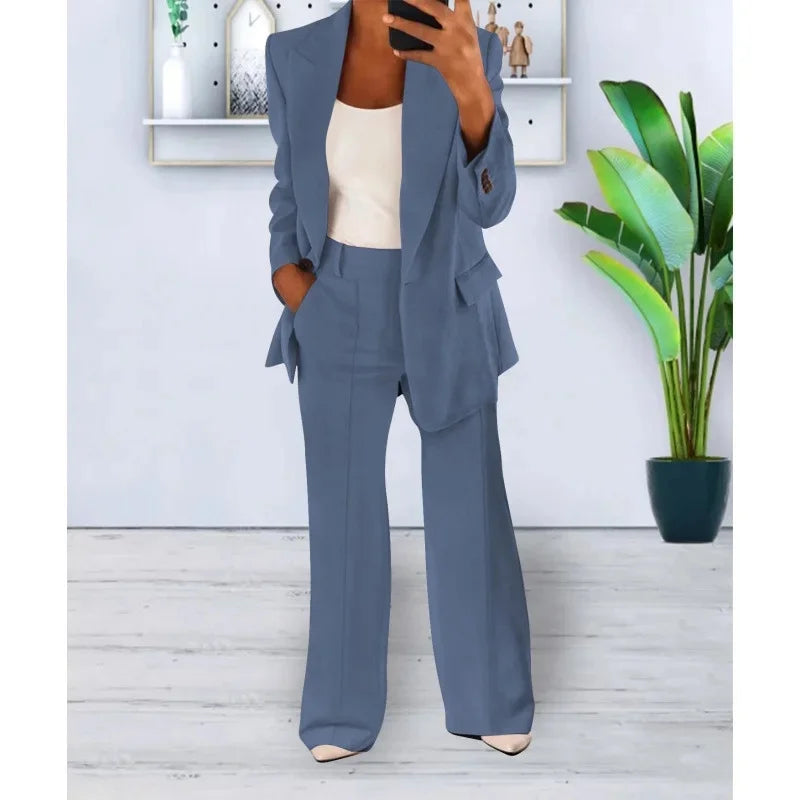 Stilfuldt dame jakkesæt med en klassisk blazer og fashionable vide bukser. Perfekt til et moderne look.