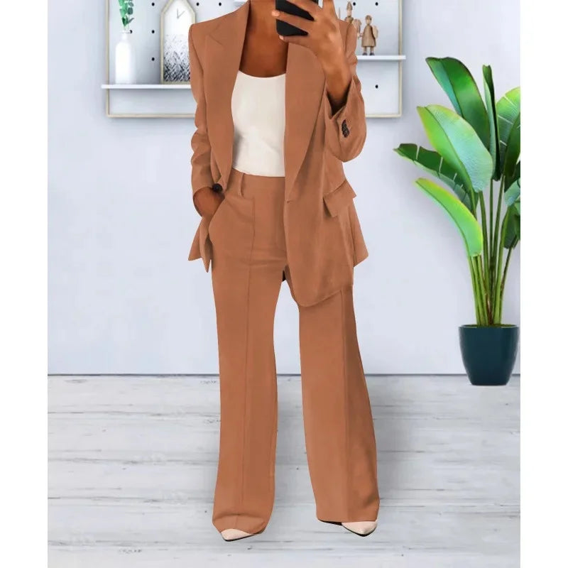 Elegant damejakkesæt, komplet med en smart blazer og vide bukser, ideelt for et alsidigt og komfortabelt look.