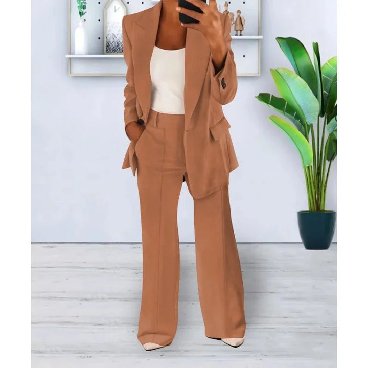 Elegant damejakkesæt, komplet med en smart blazer og vide bukser, ideelt for et alsidigt og komfortabelt look.