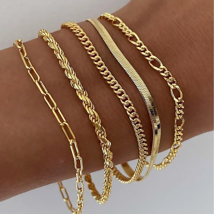 Elegant dame kædearmbånd sæt i guld og sølv lag-på-lag design. Moderne og stilfuldt armbåndssæt.