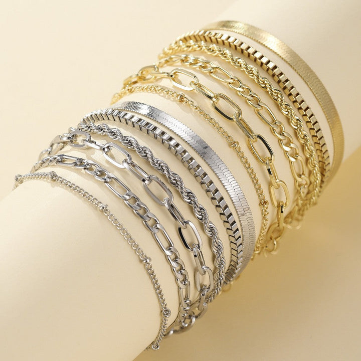 Smukt armbåndssæt til kvinder med guld- og sølvkæder i et elegant lag-på-lag look. Stilfuldt tilbehør.