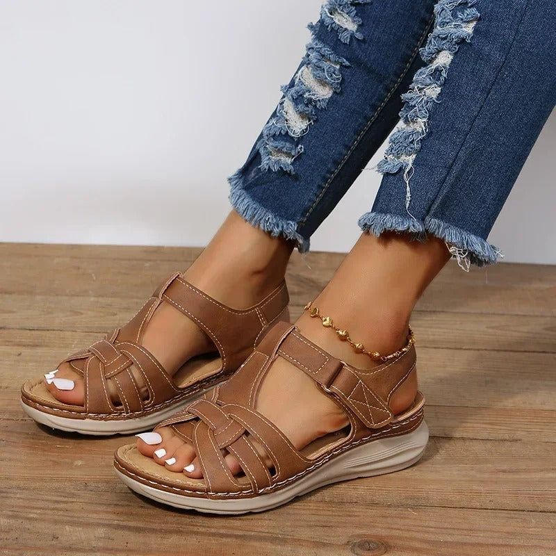 Elegant dame lædersandal med strappy design, brun farve, ortopædisk støtte, perfekt til både hverdag og fest.