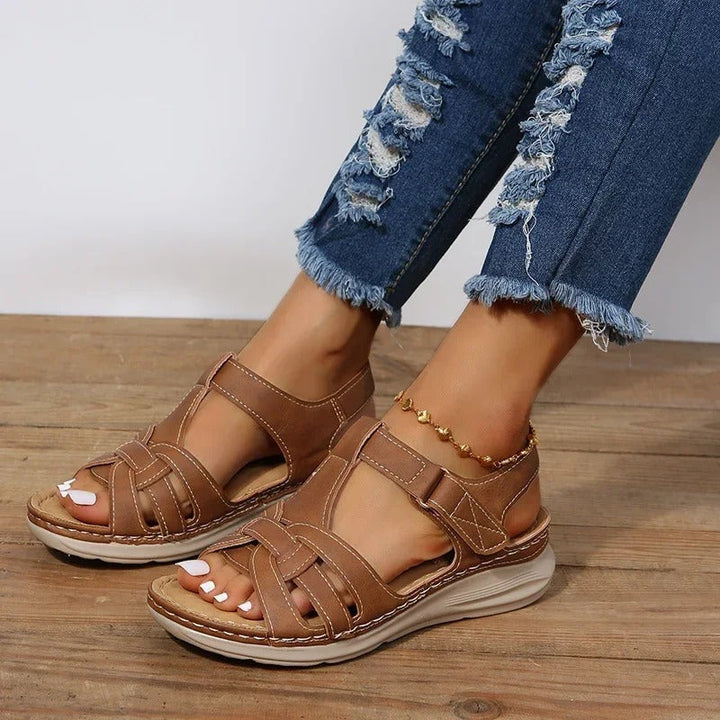 Elegant dame lædersandal med strappy design, brun farve, ortopædisk støtte, perfekt til både hverdag og fest.