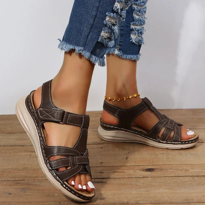 Elegant dame lædersandal med strappy design, brun farve, ortopædisk støtte, perfekt til både hverdag og fest.