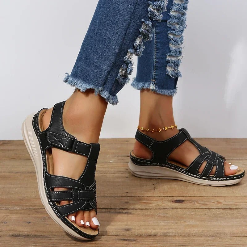 Elegant dame lædersandal med strappy design, brun farve, ortopædisk støtte, perfekt til både hverdag og fest.