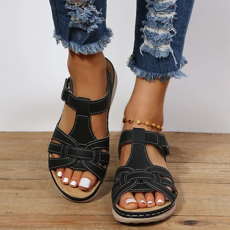 Elegant dame lædersandal med strappy design, brun farve, ortopædisk støtte, perfekt til både hverdag og fest.