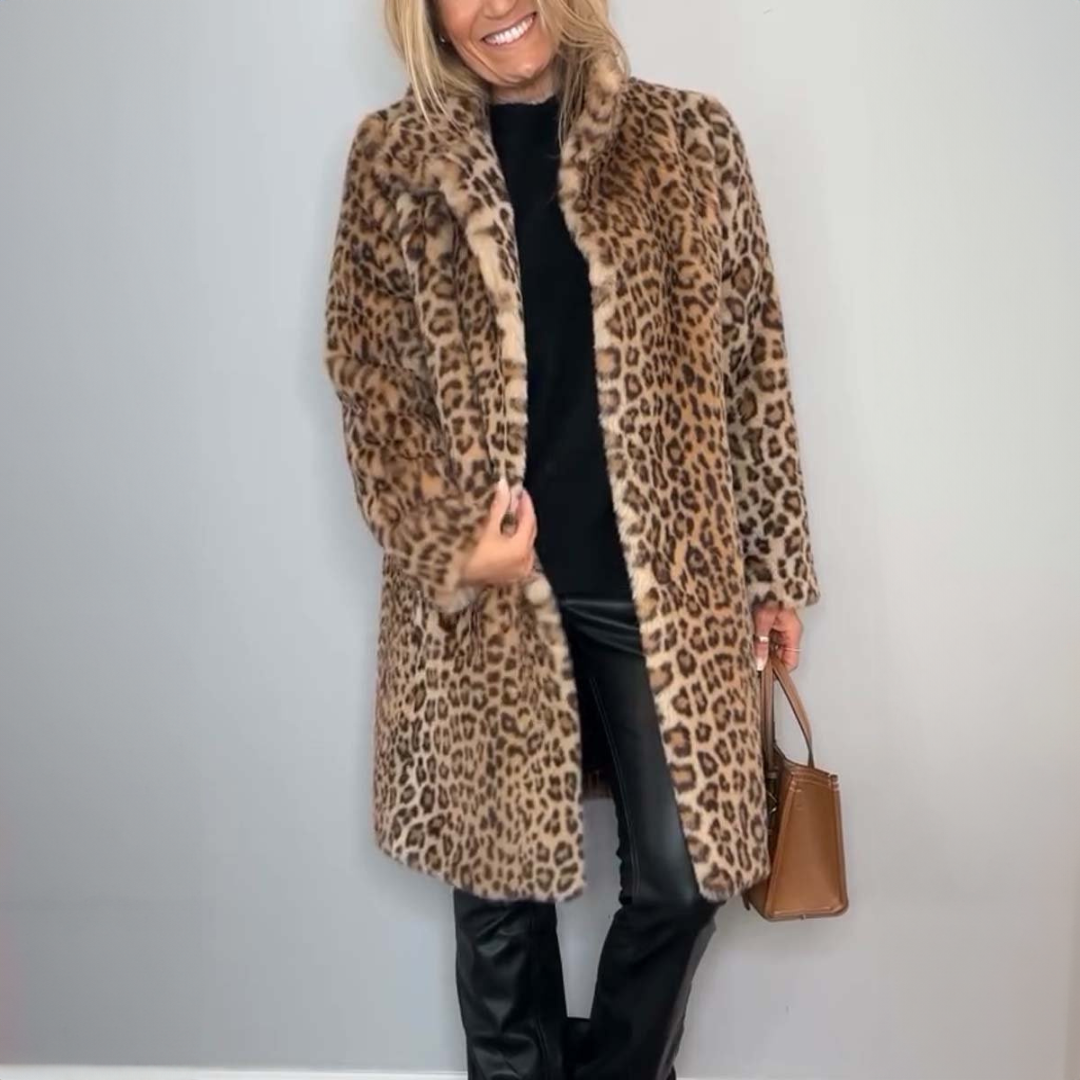 Elegant dame leopard vinterfrakke med varmt for, perfekt til stilfuld kvindemode.