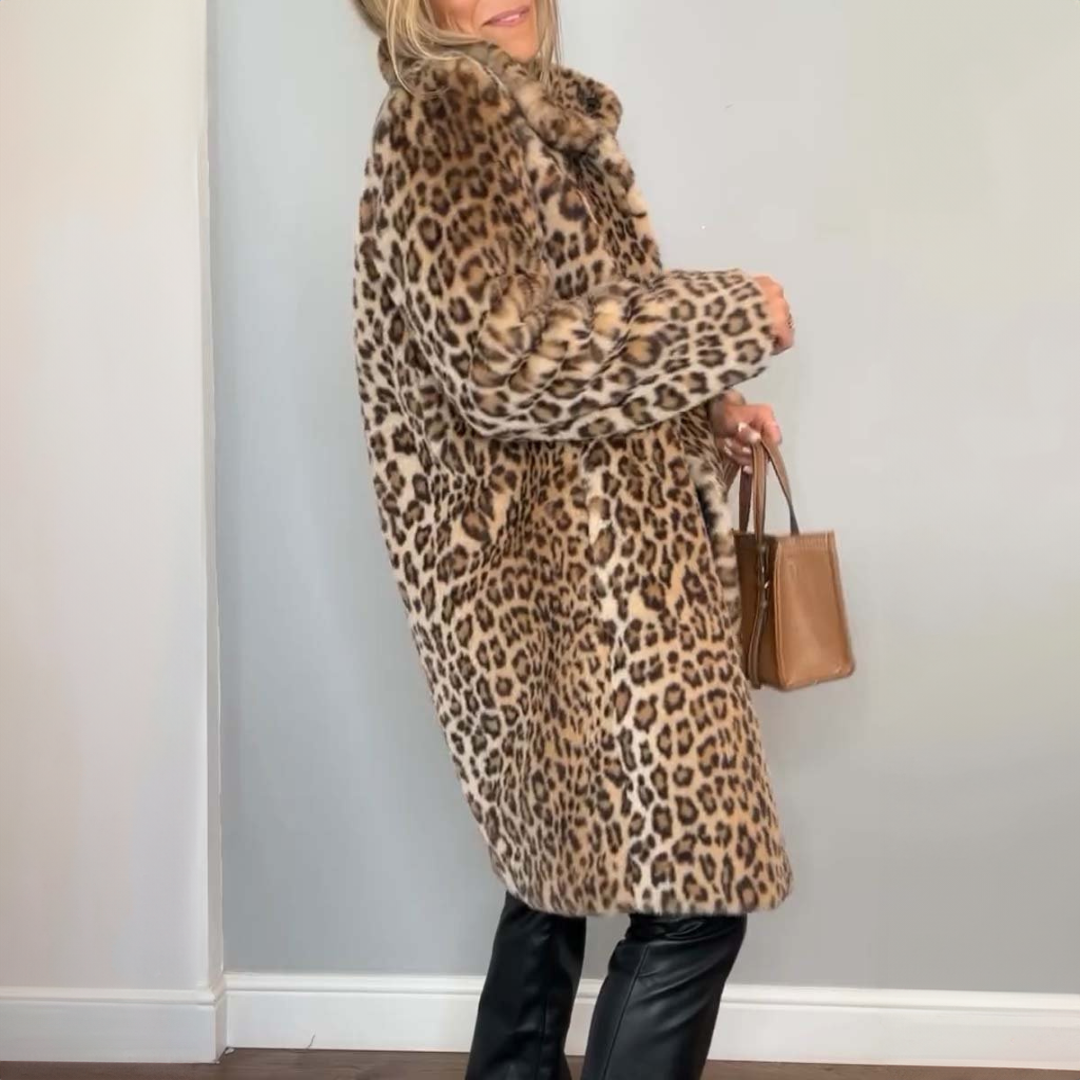 Chic damefrakke i flot leopardprint, et must-have til elegant overtøj i vintermånederne.
