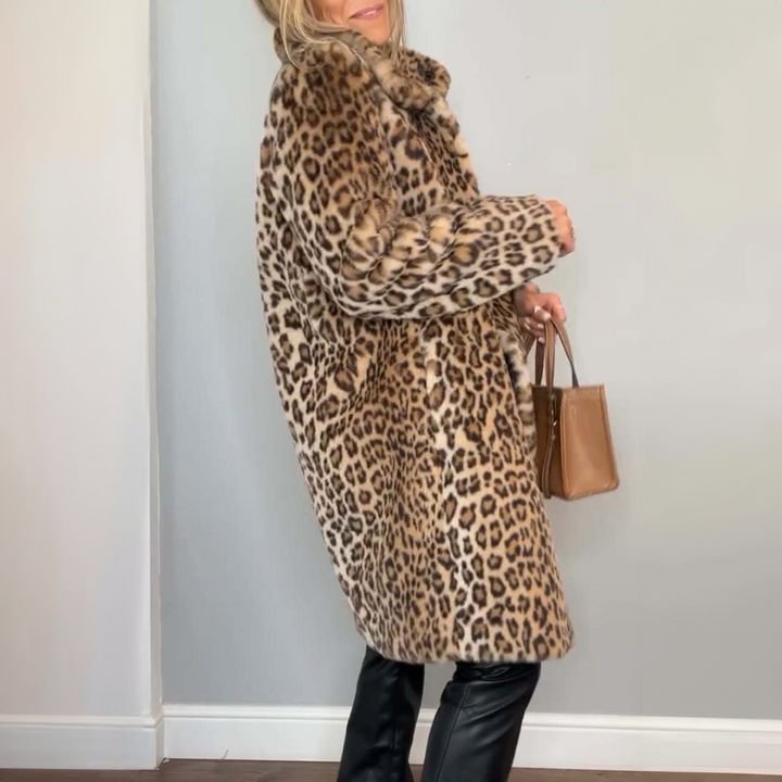 Chic damefrakke i flot leopardprint, et must-have til elegant overtøj i vintermånederne.