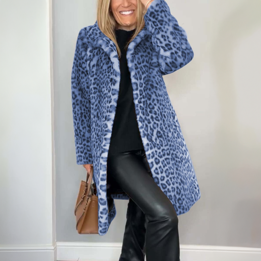 Stilfuld damefrakke med leopardprint, perfekt som elegant overtøj og varm vintermode.