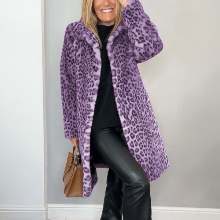 Nærbillede af den elegante leopardfrakkes mønster, et varmt og chic valg til dame-vintermode.