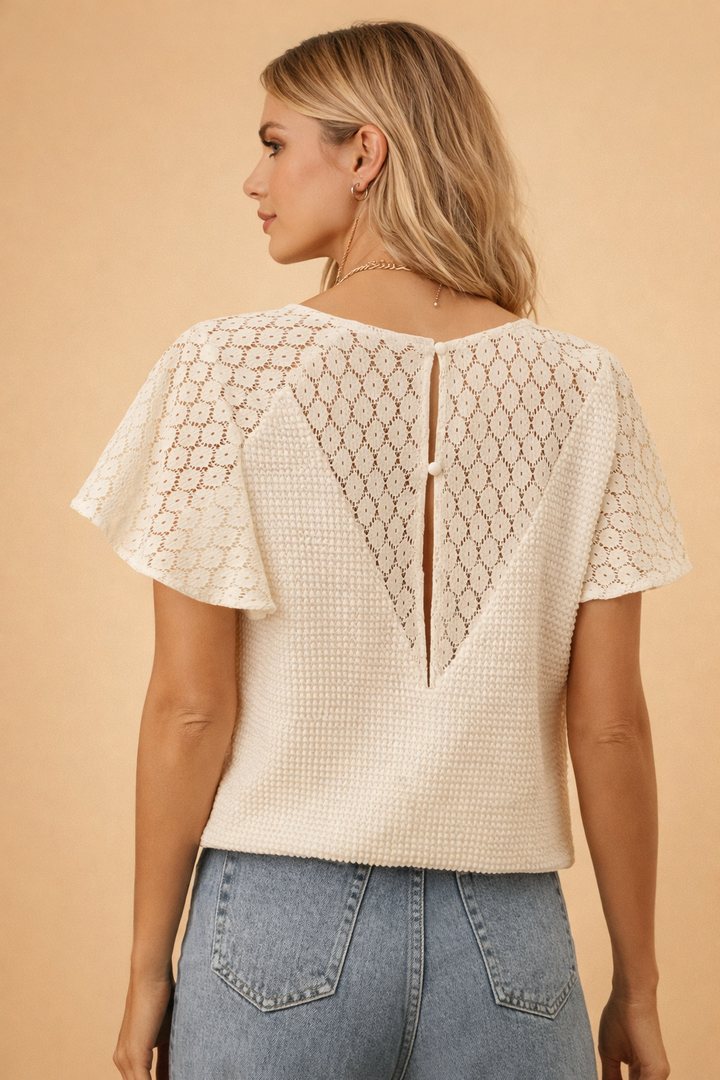 Elegant dame letvægtstop med V-hals, blondeærmer og løs pasform. Perfekt forårs/sommertop til hverdag.