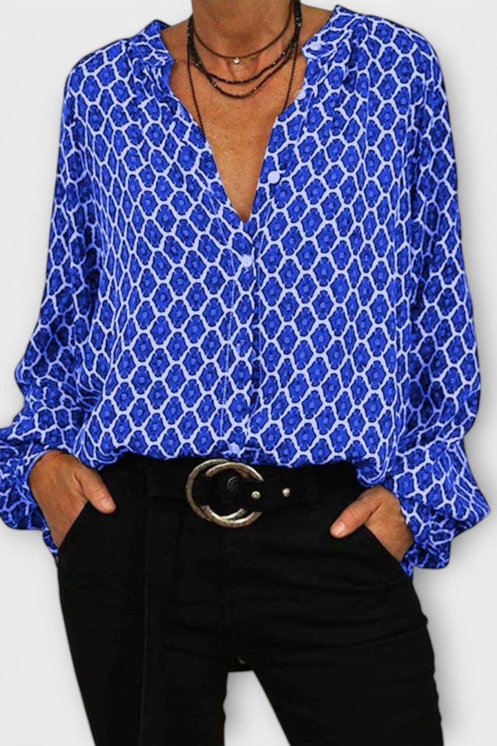Stilfuld damebluse med unikt mønster, V-hals og lange ærmer. Komfortabel og elegant til både hverdag og fest.