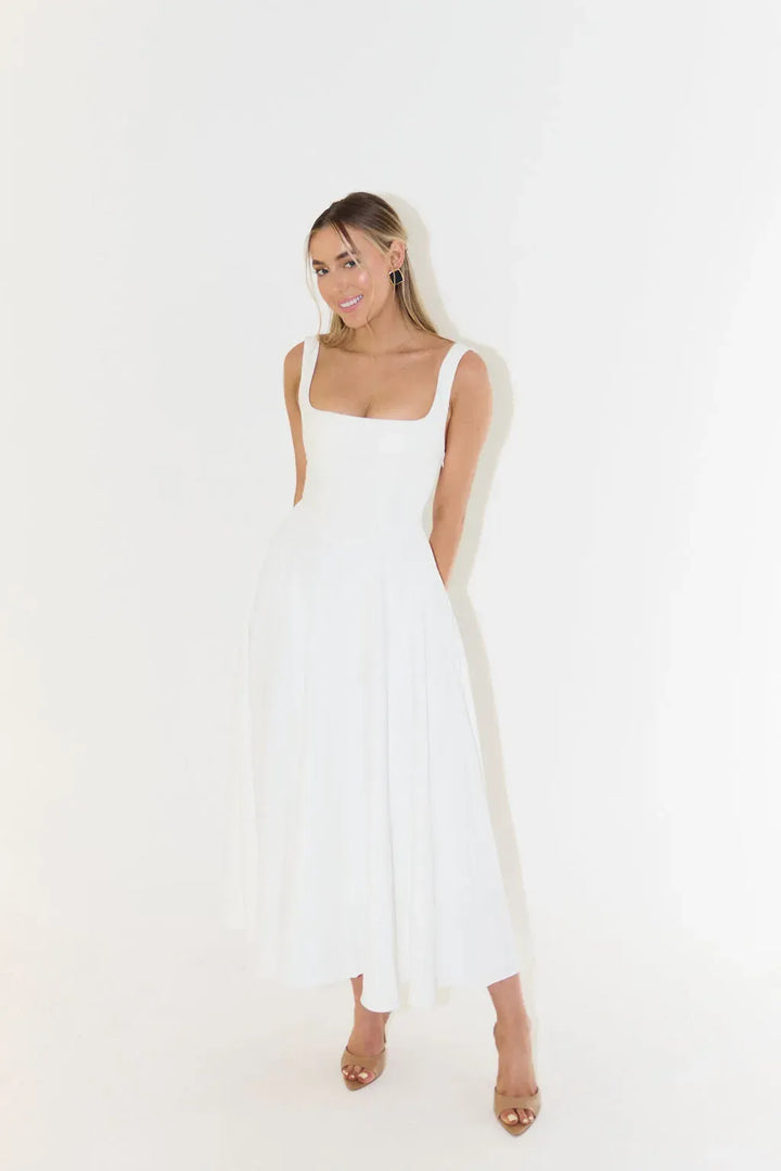 Tidløs festkjole, elegant dame maxikjole med sofistikeret firkantet halsdesign.