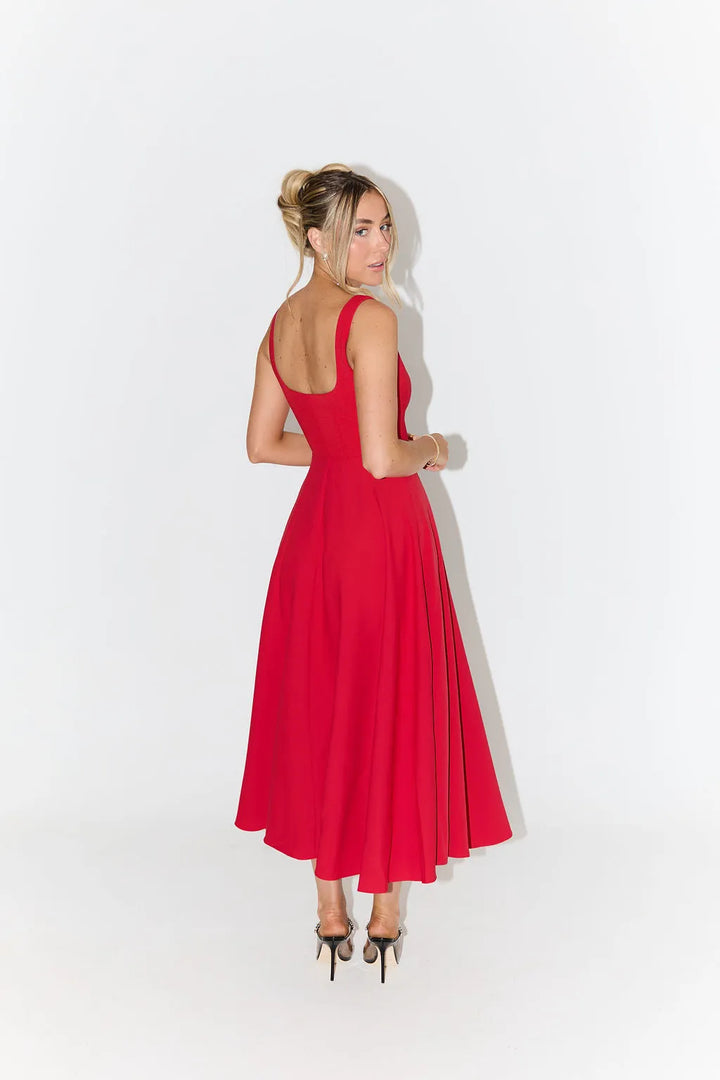 Sofistikeret dame maxikjole, tidløs stil med firkantet hals og elegant fald.