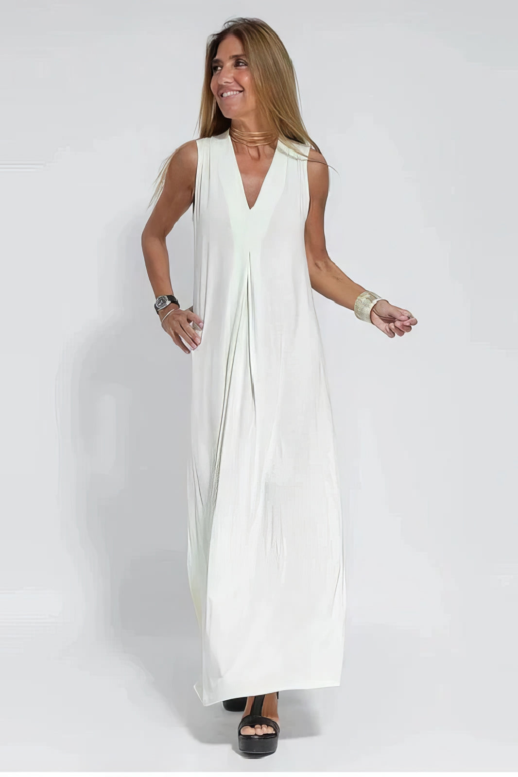 Stilfuld maxikjole i polyester med løs pasform. Elegant kvindemode til sommer og hverdag.