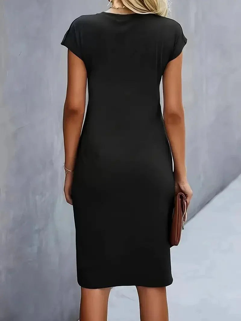 Elegant festkjole: Dame midikjole med rynket side og klassisk rund hals.