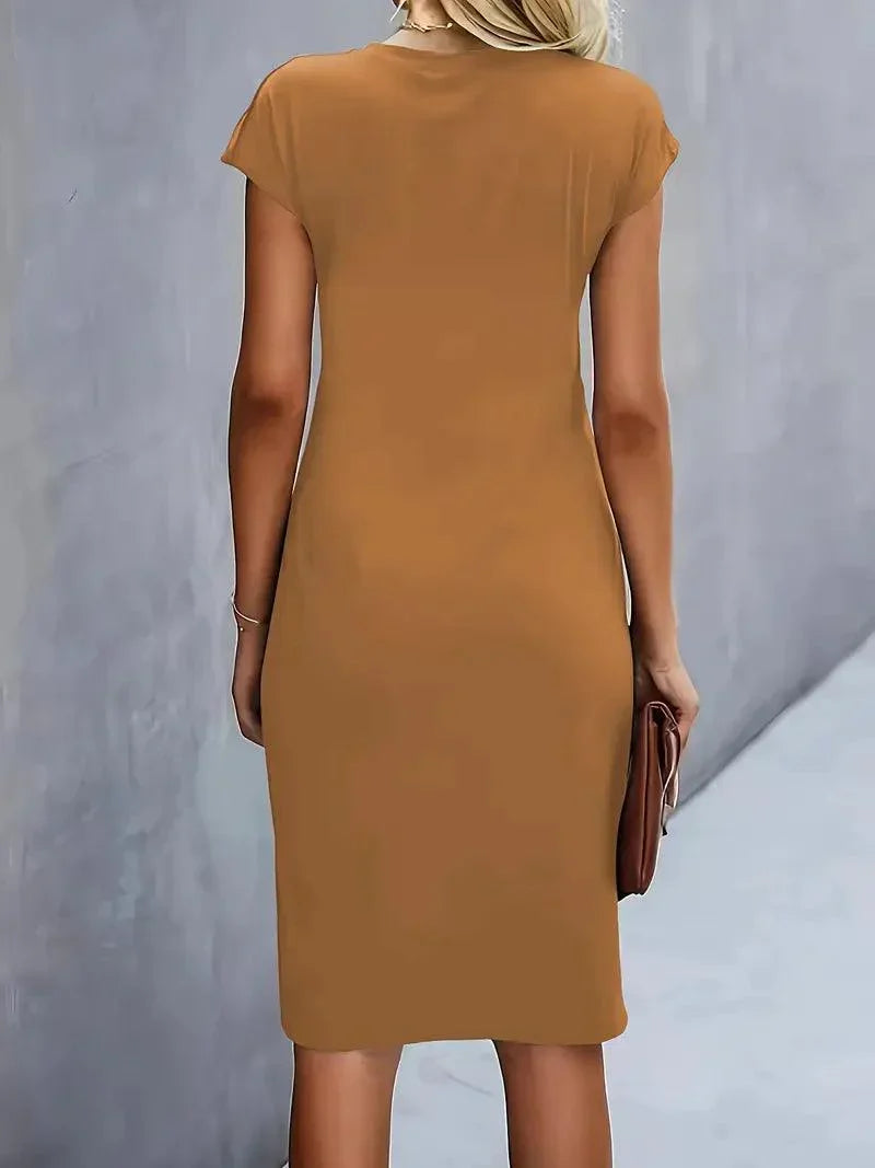 Perfekt til forår: Elegant dame midikjole med rynket side og rund hals.