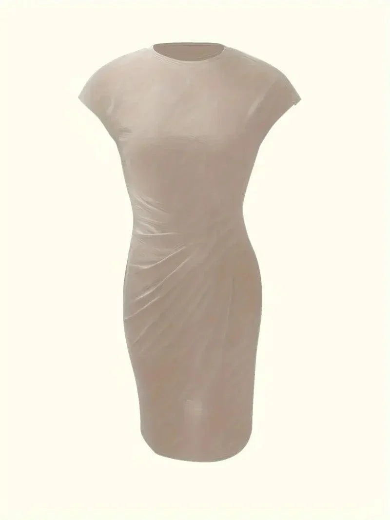 Dame midikjole med rynket side, der skaber et flatterende look. Rund hals.