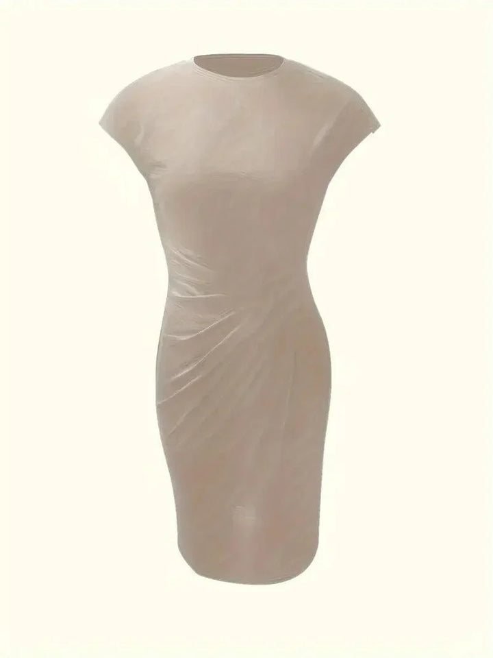 Dame midikjole med rynket side, der skaber et flatterende look. Rund hals.