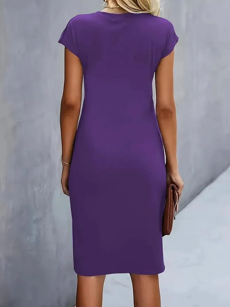 Elegant og moderne damekjole. Midikjole med rynket side og klassisk rund hals.