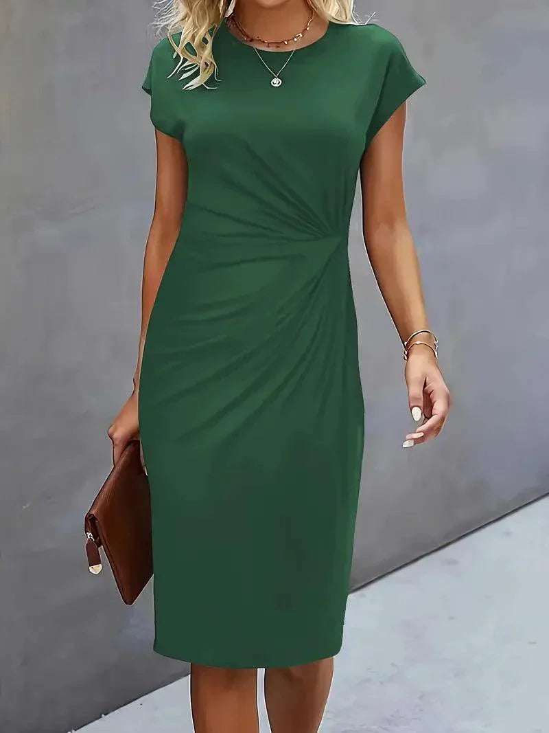 Elegant rynket damekjole med rund hals. Moderne midikjole perfekt til sommer.