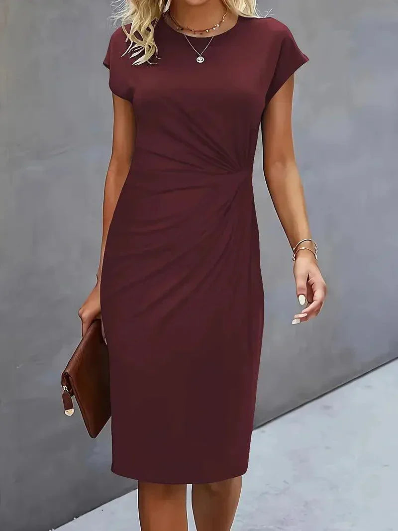 Alsidig kortærmet midikjole for kvinder. Rund hals og rynker for en elegant stil.