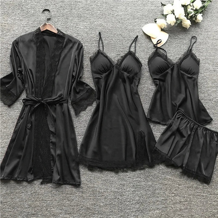 Stilfuldt nattøj sæt til dame med smukke blonde detaljer. En elegant og komfortabel pyjamas.