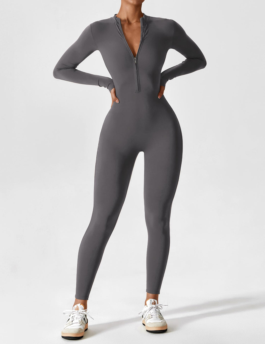 Stilfuld dame one-piece med ståkrave, elegant snit for en moderne og komfortabel look.