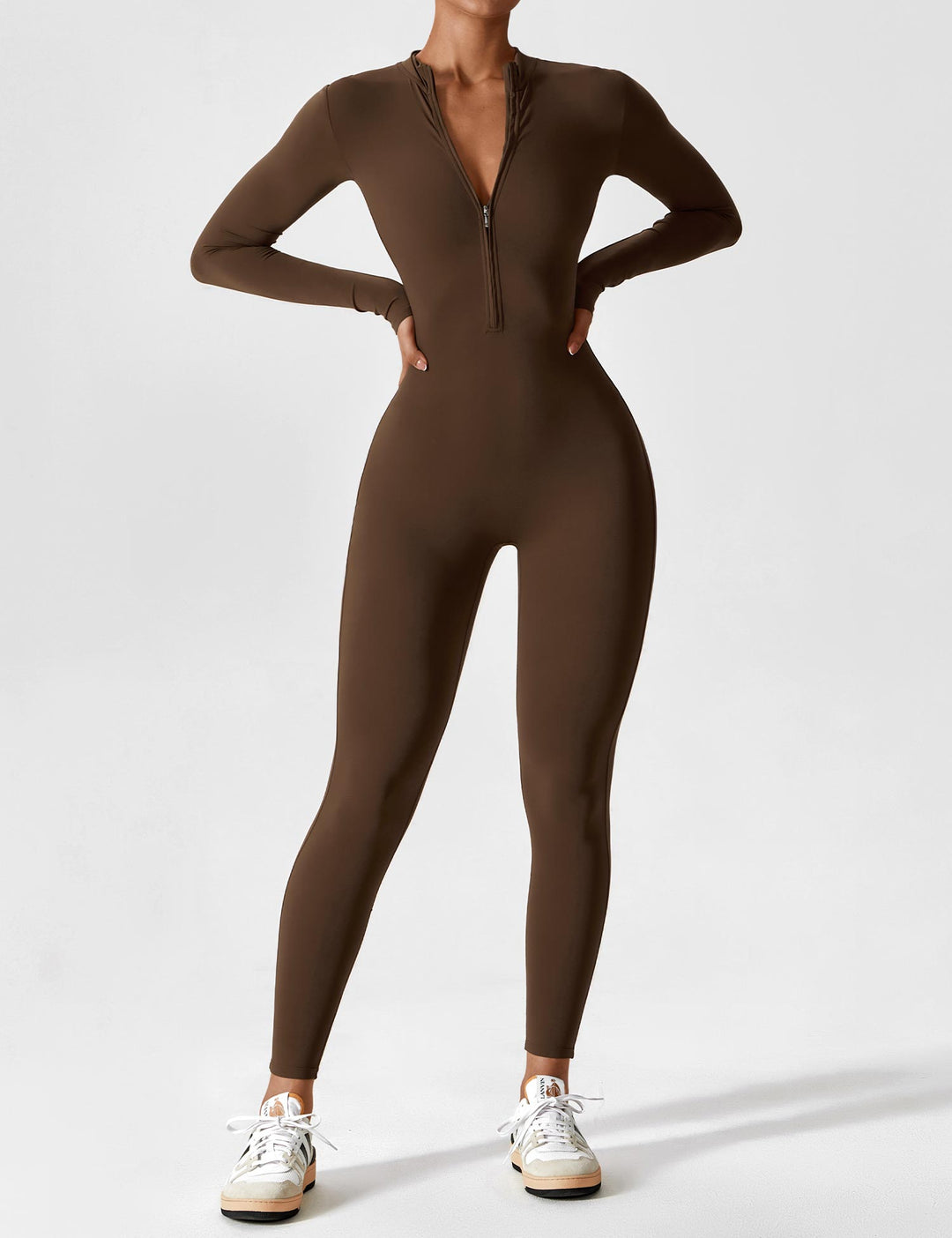 Dame overall med ståkrave, en klassisk jumpsuit designet til både fest og fritid.