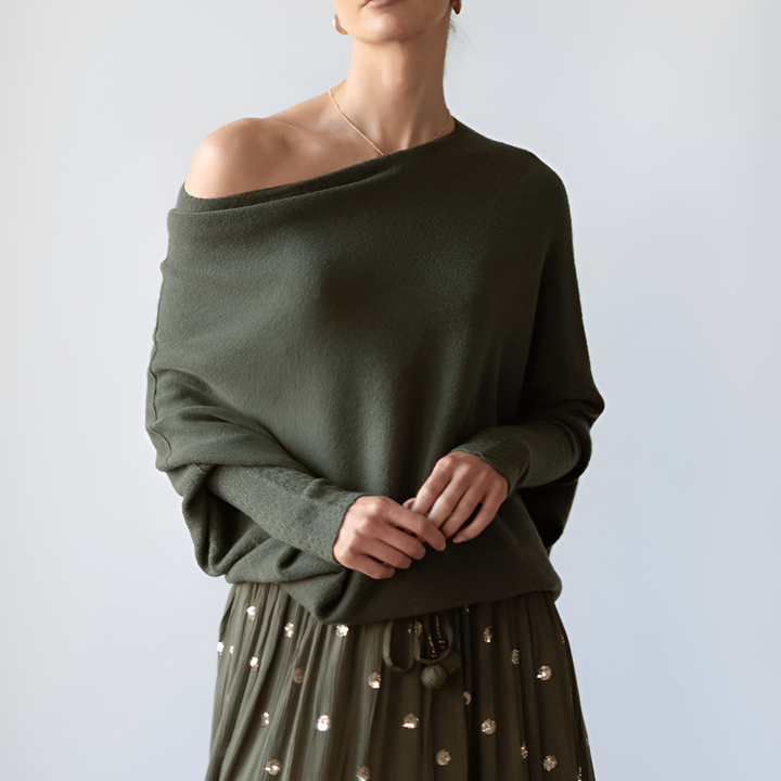 Afslappet og komfortabel damebluse med bådhals. Den feminine oversize pasform er perfekt til hverdagsbrug.