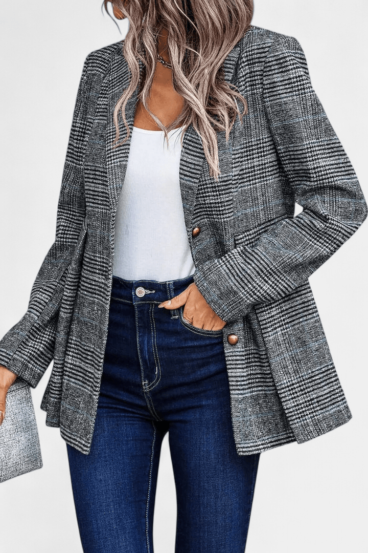 Kvindelig model i stilfuld rutet peplum blazer, perfekt til kontor og efterårets mode.