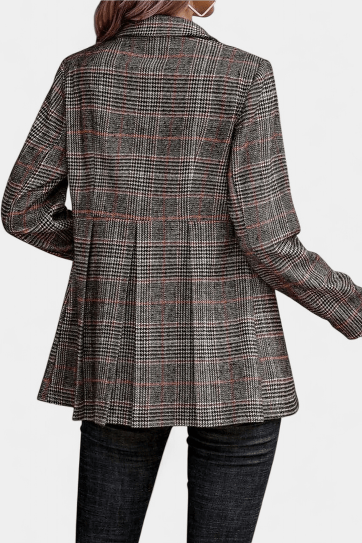 Elegant dame peplum blazer med smukt rutemønster, set bagfra for at vise talje og snit.