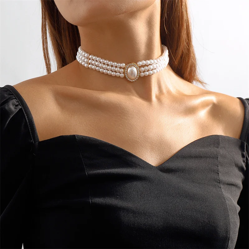 Elegant dame perle choker halskæde med hvide perler og funklende krystalspænde, ideel til fest og bryllup.