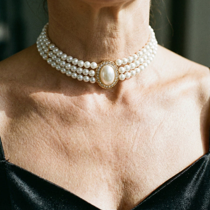 Klassisk luksus perle choker halskæde til kvinder med smukt krystalspænde, perfekt som bryllups- eller festsmykke.