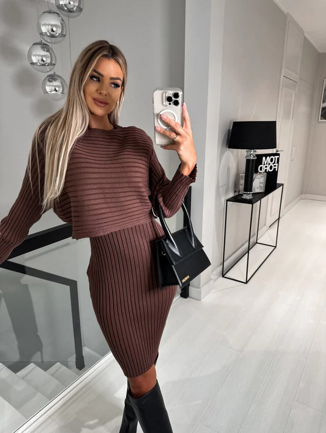 Blød, komfortabel ærmeløs damekjole med matchende sweater. Moderne og elegant kvindemode sæt.